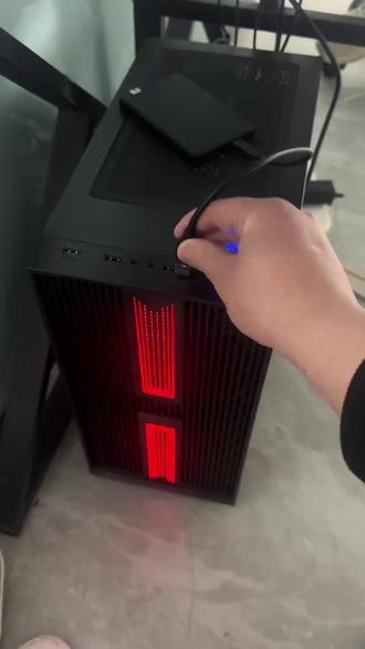 插上u盘,打开我的电脑,打开u盘,打开启动菜单。打开之后呢,就是这样的一两百款的单机,有暗黑有半条命,还有各种三国系列,还有虐杀gta,还有红警三十六个,我们随便点开一款双击游戏。无需解压、无需安装,点开即玩,直接进入游戏!而且他的加载速度呢,也是非常快的,有喜欢玩红警或者其他单机游戏的直接点击左下角,有任何问题我们售后呢也会帮你远程协助。#移动USB盘 #大容量u盘 #数码科技 #无限回购的宝藏单品 #在抖音入手的好东西