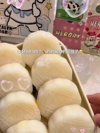 这糯叽叽的一口爆浆,浓郁的榴莲果肉。真的巨丝滑巨好吃!#榴莲月饼#榴莲冰皮月饼#月饼