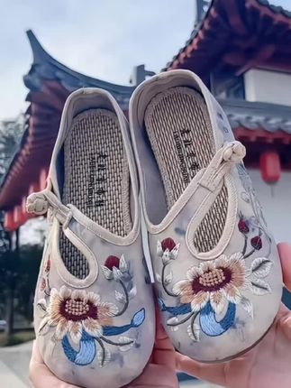 #上热门 #老北京布鞋#软底软面穿上超舒服#不挑年龄,不挑脚型#时尚洋气又白搭,连接就在下方橱窗小黄车里