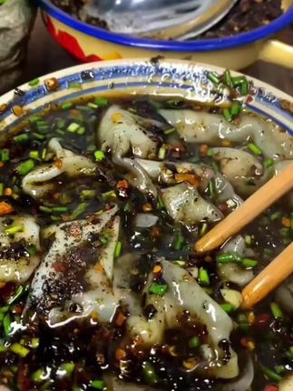 贵州灰炮柴火糊辣椒面,不管煮面条、煮馄饨、做蘸水都安逸得很!又糊又辣又香味道独特,真的太好吃了!#妈呀太香了 #柴火糊辣椒面 #辣椒面 #糊辣壳 #贵州特产
