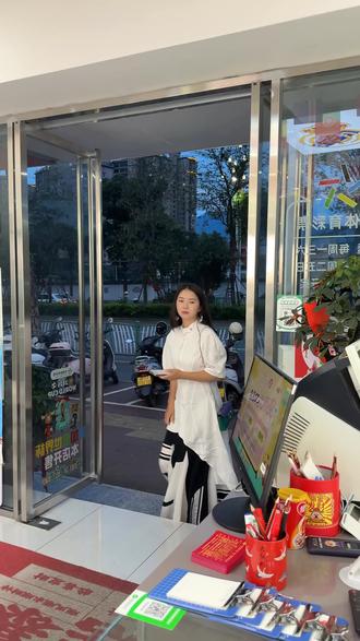 #顶呱呱 #体彩 #2026美加墨世界杯
今天用刮刮乐能不能换一顿烧烤,体彩老板娘的一天