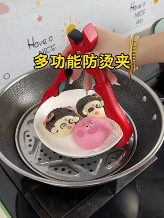 这个防烫小夹子也太好用了!还是三合一的设计,有了这个夹子端热盘子再也不怕烫手了!而是还能开瓶盖,太实用了 #防烫夹 #厨房好物 #拧瓶盖夹 #夹子 #种草好物