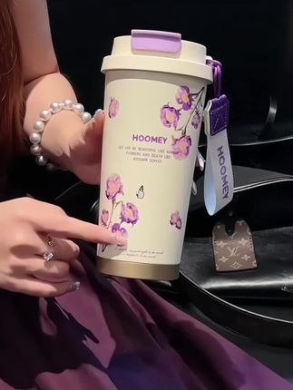 亲爱的法式田园风咖啡杯,陶瓷覆层内胆外壁镀铜,保温时间长,冬天保暖,夏天保冷,隐藏式吸嘴,不易粘口红,畅饮慢偿随意切换#杯子#保温杯#陶瓷覆层内胆保温杯#咖啡杯#礼物