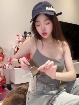 【主播专属】HennyRue亨尼露春夏女士坑条高弹显瘦带杯吊带通勤小众#修身显瘦 #女装 #穿搭 #吊带 #小众穿搭