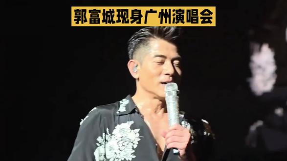 60岁的郭富城,在广州演唱会对着满场观众说了一句全场安静的话:我完全无法接受自己年过六旬,我自己都不信,身份证是不是搞错了?
说这话的前一分钟,他刚跳完3小时全开麦唱跳,气息稳得没有一丝慌乱,状态吊打半数30出头的年轻歌手。
这话听着像凡尔赛,却从来不是对外貌的焦虑。从19岁进入TVB舞蹈训练班起,他的职业生涯,始终建立在对身体的绝对掌控力之上。
唱跳歌手的职业巅峰本就短暂,对体力、爆发力、身体控制力的要求严苛到近乎苛刻,他一辈子都在和身体的极限较劲,几十年如一日的严苛自律,只为守住舞台上的最佳状态。
他无法接受的,从来不是60这个冰冷的数字,是年龄带来的、无法逆转的职业局限——哪怕再自律,也不得不面对的体力下滑,再也无法复刻巅峰期动作的无力感。
内娱太多年轻歌手,三十出头就靠着半开麦、垫音混场次,连完整唱完一首歌都要靠后期修饰。
而60岁的郭富城,还在为舞台上的一个转音、一个动作反复打磨,不肯对买票的观众有半分敷衍。这份不肯向年龄妥协的劲,从来不是矫情,是一个把舞台当生命的人,对职业最根本的敬畏。
说到底,他的“不接受”,从来不是和岁月对抗,是不肯被“到什么年纪就该做什么事”的世俗规训困住。
年龄从来不是人生的上限,不肯停止向前、不肯敷衍热爱的人,永远不会被一个数字定义。#郭富城