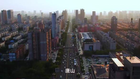 **📍位置开挂**
爱琴海商场楼上!电梯直通网红餐厅🍴
下楼就是太阳城夜市🍢
打车到唐山站15分钟💨
**💖情侣必冲房型**
- 双人按摩浴缸
- 270°落地窗看城市夜景
🛋️ **全景影院房**
- 100寸激光投影+片库任选
- 懒人沙发窝着超舒服
- 深夜泡面套餐免费送🍜
**📸出片指南**
1️⃣ **浴缸剪影照**
关主灯开星空顶🌌
侧身轮廓+泡泡浴超梦幻
2️⃣ **窗边早餐照**
房间叫餐服务🍽️
穿着浴袍拍慵懒感大片
3️⃣ **电梯间光影墙**
赛博朋克风蓝色灯带
适合拍未来感情侣剪影👫
**💡 insider tips**
✅提前3天订窗边位浴缸房
✅备注纪念日送惊喜布置
#情侣酒店 #约会圣地 #纪念日攻略
#唐山高空酒店 #氛围感拍照