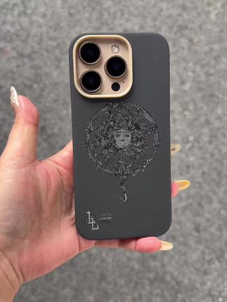 黑美杜莎为炎炎夏日添加一点神秘色彩,整体感觉神秘又高级!600D设计搭配peek镜头框妥妥的轻薄手感!喜欢的快来直播间吧!#美杜莎 #凯夫拉手机壳 #轻薄手机壳