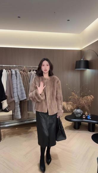 圆领帕斯条咖高级,质感超好
#peng一下击中你 #大衣法式 #摩卡咖啡大衣 #皮草 #皮草穿搭