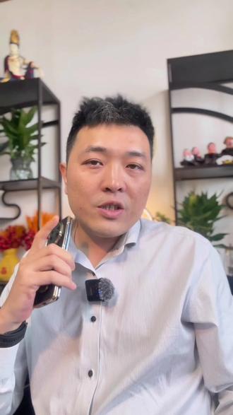 银行正在加速“消失”?超9000家网点关停,“先别骂‘服务缩水’,咱先搞懂为啥关。第一个关键原因:咱早就不怎么去网点了!现在超90%的业务都能线上办,转账、交水电费、买理财,手机点几下就搞定,柜面业务量有的网点直接降了70%以上。第二个原因更现实:开个网点成本太高,房租、员工工资一年就得几百万,业务少了根本撑不住。”
“有人说‘中小银行要垮了’?其实不是!这次关停里农商行占了八成,很多是在做风险化解和合并重组,比如内蒙古一下子整合了120家农信机构。而且更有意思的是,关旧店的同时,银行还新开了近7000个特色网点,不是‘一刀切’全撤了。”
“未来的银行网点早不是‘千店一面’了!建行有汽车主题网点,专门办分期;农行有新能源特色网点,服务产业集群。说白了,不是银行要消失,是从‘办事窗口’变成了‘服务驿站’,把省下来的成本砸进了线上系统和特色服务里。
“其实这就是金融的‘加减法’:减的是低效网点,加的是服务质量。你家附近的银行是关了还是变样了? #今年全国9000余家银行网点关停 #金融常识 #银行网点转型 #揭秘