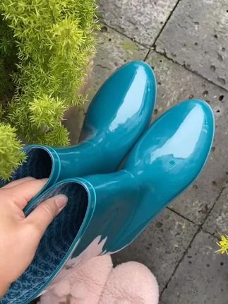 这品质的雨鞋真的是太值了!它是中短高筒的设计,非常适合下雨天的时候穿,而且它是防水防滑的,让你走路更加安全。它的性价比很高,价格也不贵#好物推荐🔥