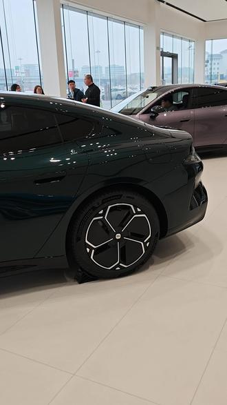 靛石绿小米su7 离远看是乌漆嘛黑的黑色,近处看又是晶莹颗粒的绿色。这种变幻的颜色让他搭配黑色和紫色内饰都高级而不失沉稳。#靛石绿 #全新小米su7 #小米汽车