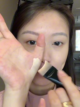 踏歌119月牙形粉底刷太绝啦😍!刷毛柔软亲肤不扎脸,抓粉力强还不吃粉。独特月牙形刷头,完美贴合面部轮廓,鼻翼、眼下等难搞部位也能轻松照顾到。刷面大,上妆快,底妆轻薄均匀无刷痕,还可当面膜刷,超实用💕#踏歌119粉底刷 #轻薄底妆 #美妆好物