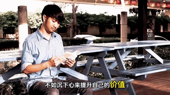 5分钟深度读懂《百万英镑》:最真实的人性扎心真相 小时候看《百万英镑》觉得荒诞搞笑,
长大后再读,只剩一身冷汗。
没有花一分钱,却拥有全世界的尊重与人脉。
原来世人追捧的从来不是人品,而是价值;
原来人情冷暖,从来都是筹码的交换。
看懂这本书,看懂世俗、看透人心、活透自己。
#百万英镑 #名著解读 #人性真相 #人生感悟 #现实社会