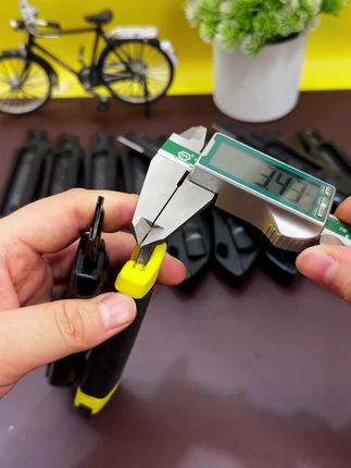 全黑加厚美工刀,锋利耐用不开裂#五金工具 #高性能实用工具 #美工刀 #刀片 #装修工具