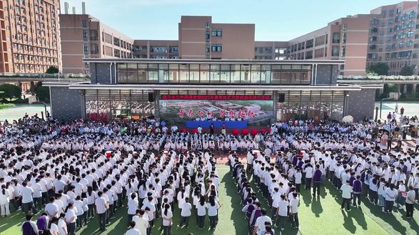 5月30日,咸宁东方外国语学校举办了以“五育并举展风采 家校同心育英才”为主题的体艺节暨校园开放日活动。