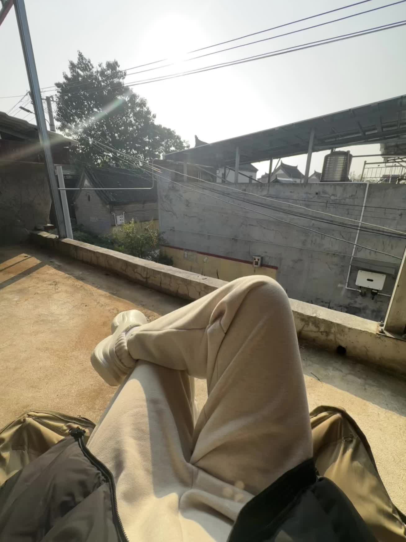 #馨馨女装定制 #暖fufu裤子 #阳光是最好的滤镜 #情侣鹅绒服 #瑛瑛服饰工厂定制 不得不夸馨馨这个裤子,真的太好穿了,强烈建议出加绒版本~太百搭了!回购的黑色灰色还没发~