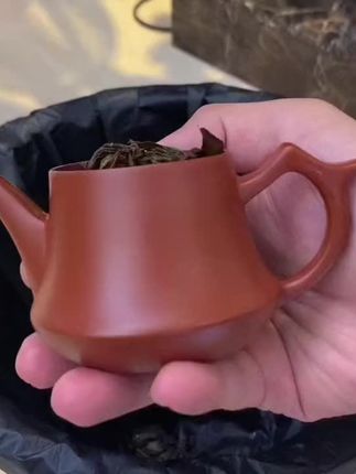金钟壶,容量约130毫升,5公分大口盖,投茶方便,清洗简单,出水爆爽,原矿朱泥,飞把设计,经典壶型,链接可拍。#茶器之美 #潮州手拉壶 #潮州工夫茶 #原矿朱泥 #视频同款