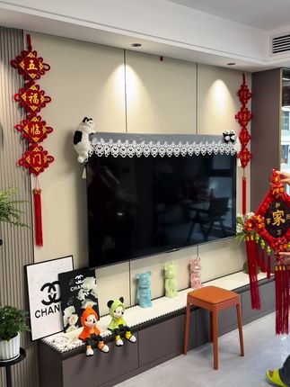 没有复杂的装修,把钱省下来买了很多软装,给电视背景墙挂一套中国结,喜庆又大气,这样的小家真的很喜欢。#新家入住 #温馨小家 #客厅搭配 #桃木中国结#电视背景墙挂件