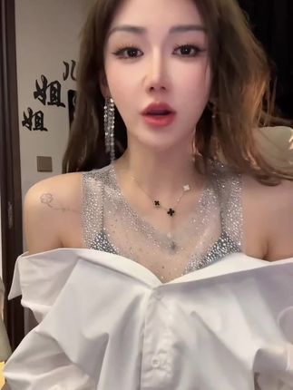 衬衫烫钻网纱拼接露肩上衣#衬衫 #辣妹穿搭 #纯欲风 #高级感穿搭 #谁穿谁好看