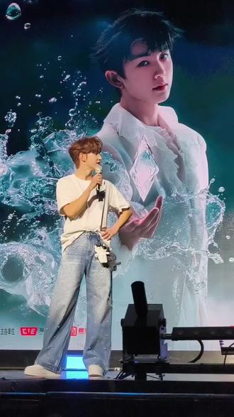 · “我们都在对方看不见的地方,偷偷准备着爱” 翻相册时发现你也红了眼眶……@郭俊辰 #爱是彩带,也是蛋糕”论浪漫,还得看郭俊辰。#郭俊辰十周年见面会 #郭俊辰见面会 #郭俊辰 #双向奔赴 @郭俊辰工作室OFFICIAL @