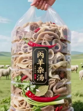 天刚破晓,锡林郭勒草原的晨光漫过草地,新宰的羔羊带着清冽的草原气息被细细分切。 灶上早已忙碌起来:羊杂入锅,在秘制卤汁里慢炖六小时,醇厚酱香一寸寸渗进每丝肌理;另一边,羊骨在沸水中翻滚,渐渐熬出奶白原汤,汤面浮着层透亮油花,是时光煨出的浓醇。 舀一勺热汤入口,暖意先顺着喉咙漫到心口。羊肚脆嫩、羊肺绵软、羊肠滑润,鲜得舌尖都在打颤。撒把现切的沙葱碎,清辛气瞬间唤醒满碗鲜香;掰块手工烙饼泡进去,吸饱汤汁的饼子裹着肉香,松软得让人眯起眼。 这碗草原晨光里的暖汤,藏着牧民对生活的热忱。趁热喝下去,暖意从胃里散开,直透到脚心,浑身都舒坦得像被阳光拥住了。 #快来一起尝个鲜 #美食 #羊杂汤 #草原美食 #一口入魂的暖汤
