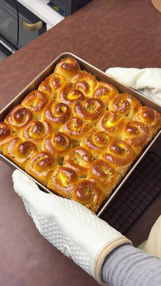 复刻童年回忆蜂蜜脆底小面包!! 是谁的DNA又动了!超柔软的蜂蜜脆底小面包陪伴我整个童年 蜂蜜甜甜的味道一口一口停不下来~~当作早餐稍微热一下就能吃超方便~~加了牛奶液种面包更柔软了~#烘焙教程 #面包 #青年创作者成长计划 #蜂蜜小面包 #烘焙