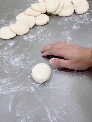 大肉包做起来，需要的姐妹们抓紧时间#纯手工制作美食 #生活不会辜负每一个努力的人 #无任何添加剂 #同城美食