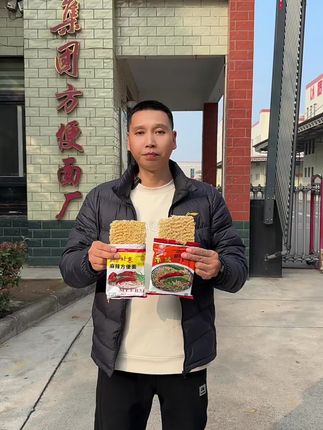 捏一捏 晃一晃 酥酥脆脆 麻辣鲜香,老北京干脆面很多8090后都吃过吧,焦香酥脆还是小时候那个味!#老北京方便面 #好吃到停不下来 #南德方便面 #妈呀太香了 #童年记忆小零食