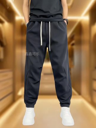 大哥们,还在为秋天和明年春夏穿啥裤子发愁?看看这两款神裤!秋款韩版休闲束脚哈伦卫裤,松紧腰超舒适,潮流感满满。还有25年春夏拼条宽松款,阔腿直筒超百搭,适配T恤、衬衫,不管啥风格都能轻松hold住,穿上秒变时尚型男! 秋季爆款韩版休闲裤男长裤时尚百搭松紧腰束脚哈伦裤青年潮流卫裤#男装裤子 #潮流男裤 #男士休闲裤 #潮男穿搭 #直筒牛仔裤