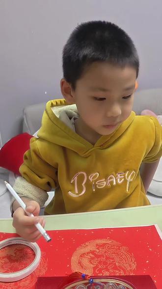 #寒假作业 #寒假特色作业 #我的笔筒我做主 #创意笔筒#剩下的春联 手工作业,变废为宝,做完之后发现还挺好看的,原来想写数学题,自己想了好久,最后改成了画烟花,画好粘贴上一裁剪,又没有了。做完发现配重不够容易倒,又自己想办法改进。