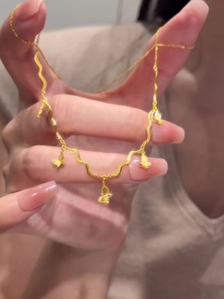 金色波浪蝴蝶项链,灵动蝴蝶停驻波浪间,闪耀迷人光芒,点缀颈间尽显优雅气质,为日常穿搭增添浪漫气息!#项链 #小众设计感 #美出高级感 #锁骨链#首饰分享