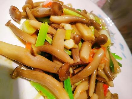 小炒斑玉蕈,也叫蟹味菇。