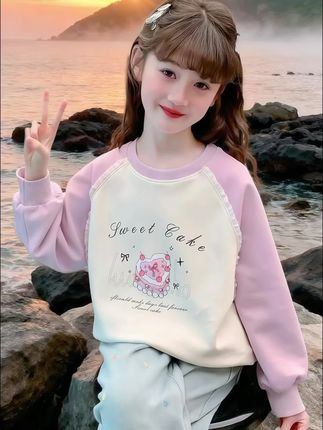 女童粉白拼色卫衣,蛋糕印花超甜,秋天穿出元气感~ #高品质童装 #女童卫衣 #初秋一周不重样穿搭 #秋天变时髦就从韩系穿搭开始 #早秋穿搭三分钟出门不是梦 @抖加🔥上热门🔥dou+🔥热点宝