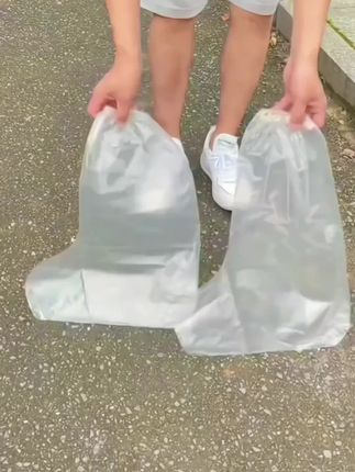 雨季到了,赶紧穿上这个#防雨鞋套,再也不用担心鞋子被弄湿和弄脏了#雨天出行 #好物推荐🔥