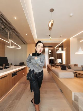玖了个玖 2025秋冬新款小众设计感拼色假两件套头针织衫 #今日穿搭 #种草 #女神必备单品 玖了个玖 2025秋冬新款小众设计感拼色假两件套头针织衫2510C6469#百搭款 #气质百搭
