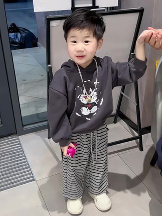 实穿又好看的幼儿园穿搭 卡通连帽卫衣套装搭配条纹卫衣 一整套实穿又好看 男女宝都能穿~#萌娃穿搭 #高品质童装 #早秋穿搭