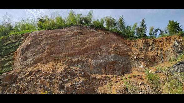 岩石边坡修复 大家好,我是东南生态常青藤,这两天天气不错,陪客户看我们做过的一些项目案例。顺便带了无人机,把现场坡面复绿情况做了一个资料收集,分享给大家看一看。
这是一个典型的高陡岩质边坡生态修复项目,坡面较为光滑,一坡到底。而且存在大面积倒坡,视频左侧这里是倒坡,坡度超过90°,这边是做的飘台然后进行喷播,但是倒坡这个垂直自然重力问题没有解决,现在效果不是很理想,这也是我们亟待解决的难点。右侧边坡呢,坡度在70°以上,安置植生条后进行挂网SPF喷播。效果就非常好了,可以看到,目前已经十一月中旬,边坡依然是被绿色覆盖,主要是多花木兰、刺槐等灌木的作用。
岩石边坡的修复难题,相信在未来会被我们一一攻克,欢迎大家交流讨论,分享宝贵修复意见。#边坡绿化 #喷播绿化 #岩石边坡