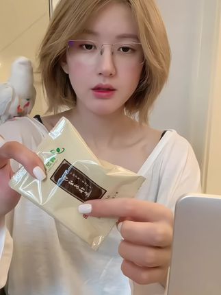 🔥露思同款葛根茶!补货必冲的日常宝藏💦👭闺蜜们,赵露思也太会选日常饮品了!她推荐的这款葛根茶超绝,上次一上架就被抢空,听说补完货又要被秒,手慢无预警啊! 泡开后是清清爽爽的草本香,喝起来甘甘甜甜的,一点不苦涩,像在喝温和的花草茶~葛根本身就很适合日常搭配,平时熬夜、吃太油后来一杯,感觉整个人都轻盈了,女生喝再合适不过,悄悄把舒服的状态融入日常也太方便了! 独立茶包设计超贴心,上班塞包里,随时能泡上一杯,不知不觉就把轻松的日常安排得明明白白~露思推荐的果然没差,这波补货必须蹲住,不然又要等好久!喜欢喝花草茶的姐妹听我的,赶紧冲,跟着露思把日常过得舒舒服服~💕 #赵露思直播 #葛根茶 #日常饮品分享 #许妍 #许我耀眼