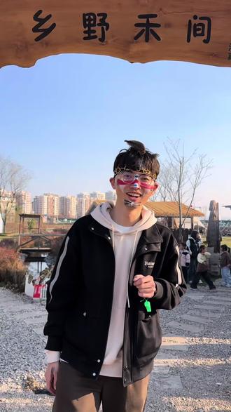 【画里拾光】疯狂原始人户外活动
手绘面彩+特色服饰,小探险家们解锁自然撒野模式~
拔河、射箭、做弓箭、尝古法爆米花,快乐值直接拉满!
自然里释放天性,实践中收获成长,这才是美育该有的样子✨