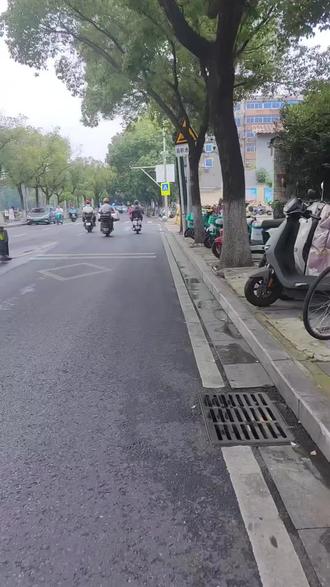南昌2026本地中招新规敲定7处关键改动,条条牵连孩子升学去向,怕过后找不到建议立马点赞存稿,逐条掰开白话讲透!
2026南昌中考招生新规一共落地七项重磅调整,每一条都直接影响孩子能不能踏进普通高中校门,正在纠结志愿填报的家长务必收好干货,我拆开来通俗细说:
1、落地综合高中试点办学项目。简单直白讲,部分老牌中职院校新增普高招生名额,入学注册常规高中学籍,后续两条升学路径任选:既能够走普通夏季高考,也能报考职教高考。对分数卡在普高线边缘、摸不到公办普高门槛的学生,这是实打实的升学新出路。
2、城区统招平行志愿名额扩容。往年南昌市区普高统招可选15个志愿,今年新增至16个,多出的名额配套新设综合高中,志愿填报容错率大幅提升,滑档落榜的概率大幅下降。
3、取消全市统一普高最低控制线。往年全南昌划定一条普高录取基准线,各县区不得私自调整;今年下放分数线划定权限到各个区县。往年不少民办普高卡在统一分数线招不够生源,如今区县可根据生源情况自主下调录取分数,分数偏弱的考生,多了冲刺民办普通高中的宝贵机会。
4、华侨城校区完成办学评估验收,正式纳入本年度中招招生序列。
5、音美学业水平考试挂钩特长生招录。打算报考美术、声乐、舞蹈、书法类特色招生的学生,对应的艺术学科学业测试必须合格,达不到合格标准就失去特长生报名资格。
6、征集志愿填报数量扩容。往年落榜考生征集阶段只能填报单所院校,新政落地后一次性可填报三所院校,招生部门遵循填报先后顺序择优投档,落榜孩子择校选择更多。
7、新增普高降分补录兜底通道。走完征集志愿仍未被录取,但分数过区县普高基准线的考生,遇上招生名额未满的高中,校方有权利降分二次补录。
最后重点敲警钟:千万别抱着等补录、等征集的侥幸心态!补录缺额院校大多为民办校,就读开销偏高,能靠常规平行志愿稳妥上岸公办,才是性价比最高的选择。