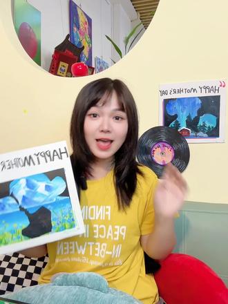 母亲节带孩子把妈妈画成一首能“听”的歌,真是浪漫又高级~
首先,先来创作我们的“专辑封面”,把孩子和妈妈的剪影作框🖼️带娃运用“复写纸”和“转移膜”做成一个空心的取景框~
再来引导孩子把妈妈比喻成大自然里最美的风景!
🌙 妈妈的温柔是洒满月光的湖泊。
🌲 妈妈的保护是永远坚实的大树和山脉。
🌻 妈妈的爽朗是盛夏里开得最疯的向日葵花园。
🌌 妈妈的酷和特别,是别人看不懂的极光与星空。
天呐,这是什么神仙形容!孩子们的想象力一旦打开,每一笔颜色都在发光!🌟框里不画具体的五官,而是画妈妈带给你的感觉!
手绘黑胶唱片,感受实体专辑的仪式感 💿
既然是《关于妈妈这首歌》,那得有一张“唱片”!
用色粉或者丙烯马克笔画出唱片的沟壑纹路,中间留出圆心,可以写对妈妈的祝福或者画出想送给妈妈的礼物~
最后在唱片中贴上NFC芯片,提前帮娃把想对妈妈说的悄悄话录进去。当妈妈收到画,听孩子介绍自己心中的妈妈,再用手机往画上一贴——滴!听到孩子的心里话~还有什么比这更走心的母亲节礼物呢?!
美术教育不是冷冰冰的技法复制,而是教孩子怎么去看见爱、感受爱、表达爱~
#河源画室 #少儿美术 #母亲节手工 #母亲节礼物 #母亲节