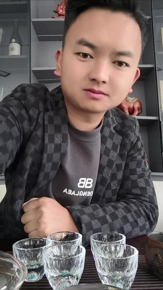 @达摩来了 哈哈哈,没有给你出难题😄,真诚希望你来马关投资,赠送E300这波操作确实,玩的真实哈哈,我们有缘再见!#达摩 #奔驰E30