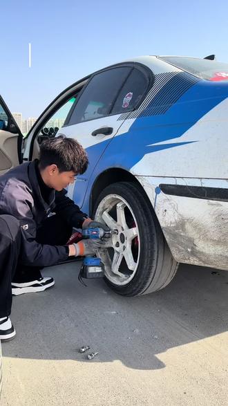 1分30秒换胎确实不慢#飞驰人生3 #换轮胎 #练车日常