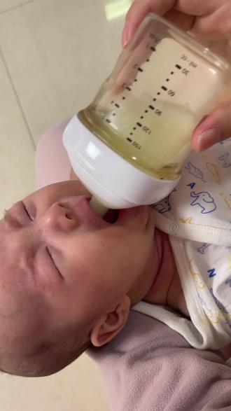 #你们家宝宝也是这样吗 姐妹们咋办,我娃不吃奶瓶了😂#母乳喂养