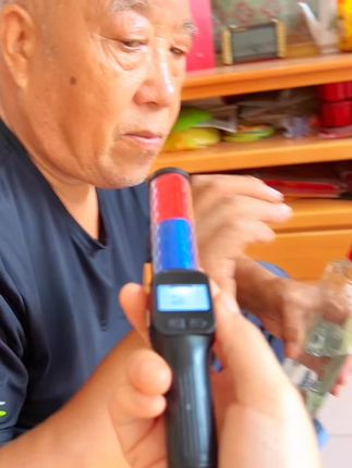 交警同款#酒精测试仪 精度高,秒出结果,爱喝酒的司机们可以在车里准备一个,开车之前测一下,防止隔夜酒被查#拒绝酒驾 #开车不喝酒喝酒不开车 #高性能实用工具 #汽车用品