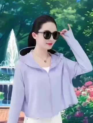 夏季新款高品质冰丝户外防紫外线斗篷防晒衣! 夏日阳光正好,出门怎能少了一件贴心的防晒小帮手?这款冰丝斗篷防晒服,专为女生设计,不管是骑车通勤还是户外游玩,都能给你满满安全感。 冰丝面料上身凉凉的,夏天穿也不会闷热,轻轻柔柔裹住身体,就像给皮肤搭了层隐形防护盾。贴心的大帽檐,能把脸颊和额头都遮得好好的,连带着脖子也不怕晒到;还有实用的指套设计,手背也能照顾到,细节处都是满满的用心。 多色可选,每个都清新又百搭,不管是搭配T恤牛仔裤,还是连衣裙,都能轻松融入你的穿搭。穿上它出门,既能安心防晒,又能美美出街,夏天的自在与清爽,一件就够啦~喜欢姐妹赶快把这份时尚与凉爽带回家吧!#夏季穿搭#防嗮衣#凉感面料#遮阳防晒#不挑人