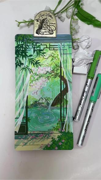 丙烯马克笔绘画——庭院竹影
窗前摇竹影
水波轻漾,倒映竹枝与云天,一池清幽,半帘幽梦。#丙烯马克笔 ##晒晒你的绘画作品 #每日一画 #跟着抖音学画画 #古风绘画教程