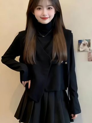 暖意小香风马甲   初冬的商场里,林晚对着试衣镜犯愁,宽松卫衣遮不住小腹,紧身毛衣又显臃肿。店员递来一套小香风两件套:“试试这个,毛呢马甲显瘦,内搭T恤还藏肉。”   她刚套上,身后就传来熟悉的声音:“这件很适合你。”转头见江屿站在门口,手里还提着热奶茶。林晚下意识扯了扯马甲下摆,他却上前帮她理了理领口:“不用拘谨,你穿什么都好看。”   镜子里,毛呢马甲勾勒出柔和线条,T恤妥帖地遮住小腹,江屿的目光落在她泛红的耳尖上,轻声笑:“就买这套吧,下次带你去吃巷口那家火锅,穿这个刚好不臃肿。”#这个秋天我一定要穿出个人样 #平价衣服也能搭出贵气感 #晒晒我的秋日穿搭 #秋冬才是胖妹妹的穿搭舒适区 #大码显瘦穿搭 @抖加🔥上热门🔥dou+🔥热点宝 @DOU+上热门