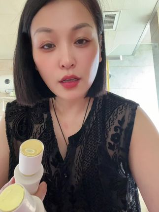 这个粉底液超级的好用。爆汗爆雨一整天都不脱妆的,非常的细腻服帖。还很实惠。