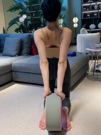 一个动作,每天静躺五分钟,肩开了,背直了,脊柱柔软了,腰腹也紧致了,整个人被拉长了!#瑜伽轮 #居家健身有新招 #拉伸 #开肩美背